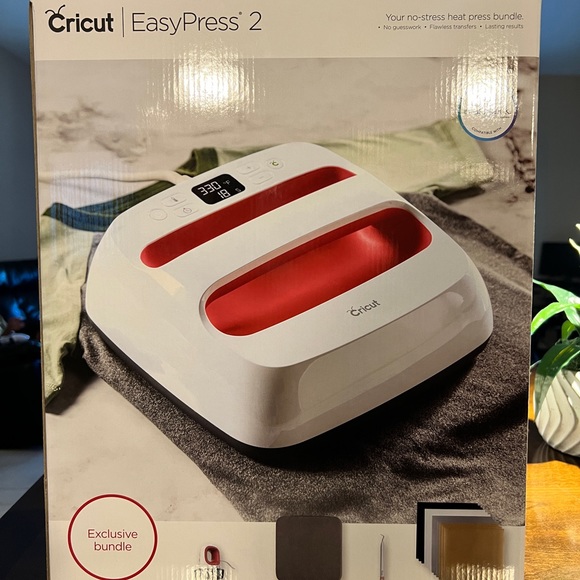Cricut Easy Press 2 Bundle w/Cricut Mini Raspberry,Mini Heat Press & Accessories - Picture 2 of 7